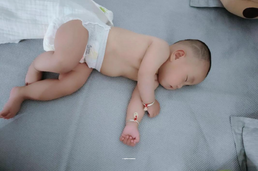 武汉供卵包生男孩宝宝拍嗝的正确方法